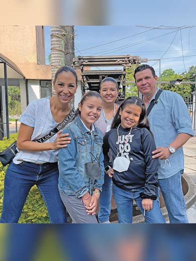 Renata y Julia con su familia